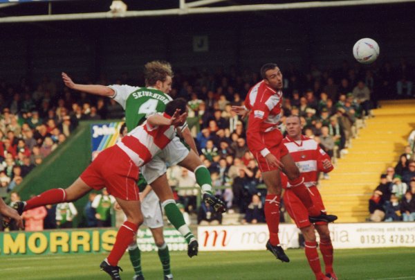 A Terry Skiverton header goes narrowly over the bar