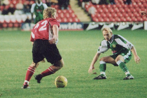 Darren Way waits to pounce on Scarborough's Anthony Ormerod