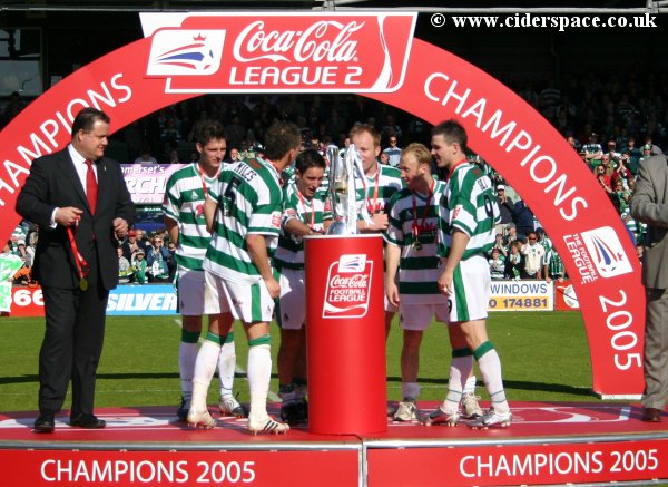 The players get a close look at the trophy