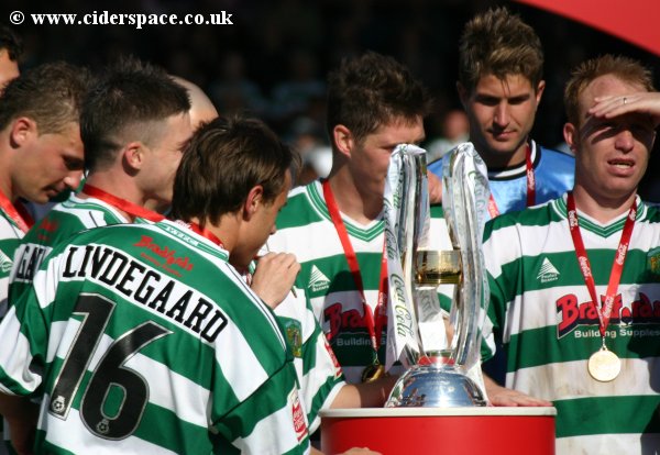 More of the players arrive on the podium for a look at the trophy